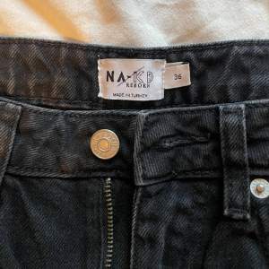 Vida jeans från NA-KD i fint skick, säljer då dem inte passar mig längre💓