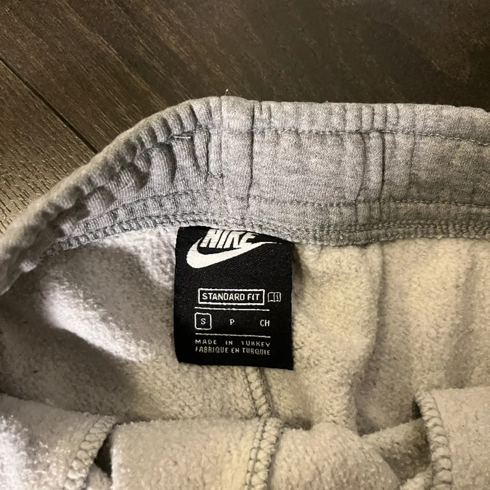 Nike gråa mjukisbyxor i ”cargo” stil. Riktigt bra skick och riktigt sköna byxor. Storlek Small. Jeans & Byxor.