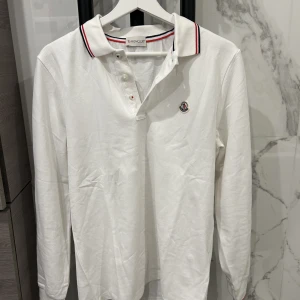 Långärmad Moncler polo - Långärmad Moncler polo i väldigt fint skick. Storlek m men passar även s. Kontakta vid frågor