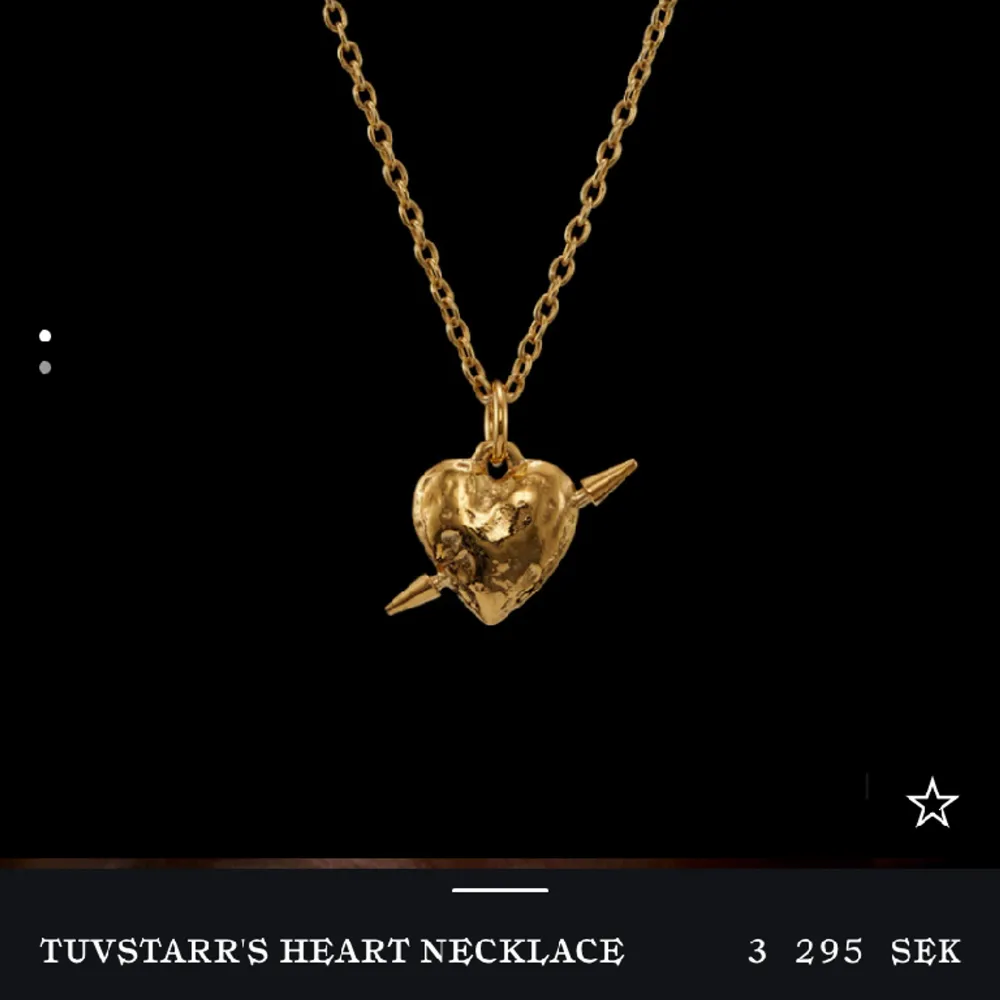 Intressekoll på mitt ”Tuvstarr’s Heart” halsband från Maria Nilsdotter. Guldplateringen har åkt bort lite på ena sidan men det syns välsigt lite. Kontakta mig vid frågor eller annat 💕. Accessoarer.