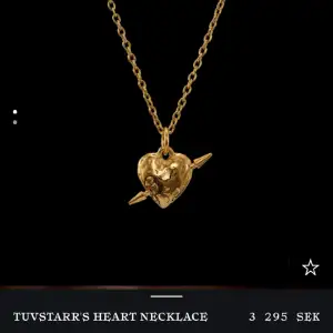 Intressekoll på mitt ”Tuvstarr’s Heart” halsband från Maria Nilsdotter. Guldplateringen har åkt bort lite på ena sidan men det syns välsigt lite. Kontakta mig vid frågor eller annat 💕