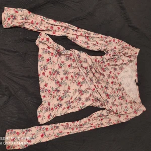 Långärmad tröja  - Långärmad blommig tröja som är rätt lång och har lite "wrap-top" stil. Riktigt långa ärmar och mysigt material 