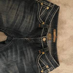 Fina low waist jeans som inte kommer till användning. Priset kan diskuteras. Original köpta för 1300kr