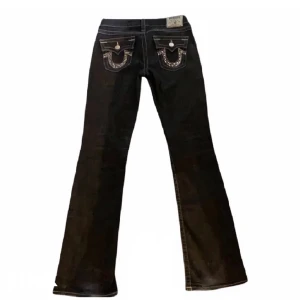 True Religion Jeans - Säljer mina True Religion jeans för att dom inte är till användning längre, jättebra skick, lite lite slitet där nere men inget man tänker på! Skriv till mig om ni vill veta måttet på dom!🩷