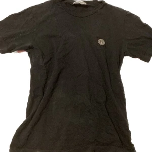 Stone Island t-shirt  - Stilren snygg t-shirt Köpt för 1000kr säljer den för halva men går att pruta! Det står att storleken är i junior men funkar som S