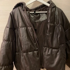 Jacka - "Säljer en glänsande, tjock jacka. Bara använd några gånger och säljer den eftersom jag har köpt en ny."