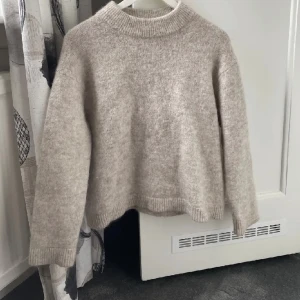 Stickad Tröja - Säljer denna otroligt fina stickade ul tröja ifrån H&M. Den är i nyskick och använd fåtal gånger. Den är inte stickig. Org pris vad 499kr. Hör av er vid frågor / funderingar annars är det fritt fram att trycka på köp nu😀💓