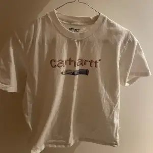 En riktigt snygg carhartt tshirt med ett litet hål vid sidan som inte är märkvärdigt 