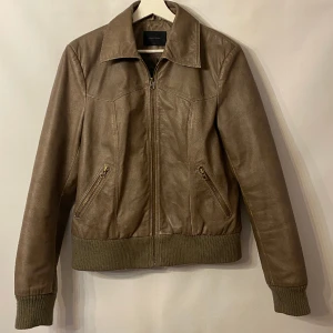 Läderjacka  - Grå läderjacka. Märke: vero Moda. Storlek: XL men snarare en S/M
