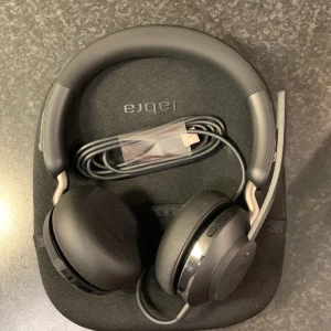Jabra Evolve2 40 SE USB-A MS Stereo headset - Helt nya Jabra Evolve2 40 SE USB-A MS Stereo headset så passa på att fynda :) Nypris ca 2000kr