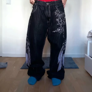 Intressekoll  - Intressekoll på domhär jeansen, lite slitna längst ner men annars bra skick. Dom var as dyra så kan inre sälja för så billigt och kan fixa bättre bilder om de behövs🤝