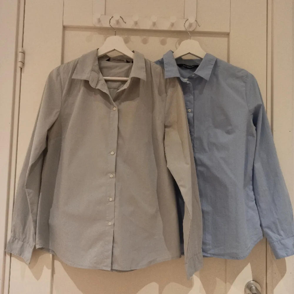 Två fina skjortor från kappahl i storlek 42/L (men passar M)  En är vit och den andra blå. . Skjortor.