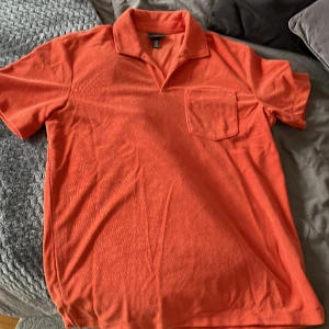 Frotté tröja - Frotté tröja från HM. Använd några gånger under sommaren, men fortfarande skick 10/10.  En väldigt fin färg att ha sen när det blir sommar. Höra av er om ni är intresserade.