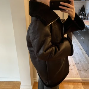 Jacka - Svart jacka från Bikbok, endast använd en gång!! Storlek M, nypris 999kr🤤