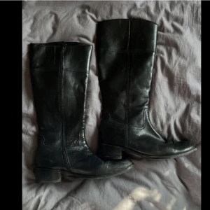 Snygga stövlar  - Skitsnygga stövlar som är perfekta nu till hösten! De är u toppskick och superbekväma att gå i💞 Skriv gärna privat om du har några frågor❤️❤️