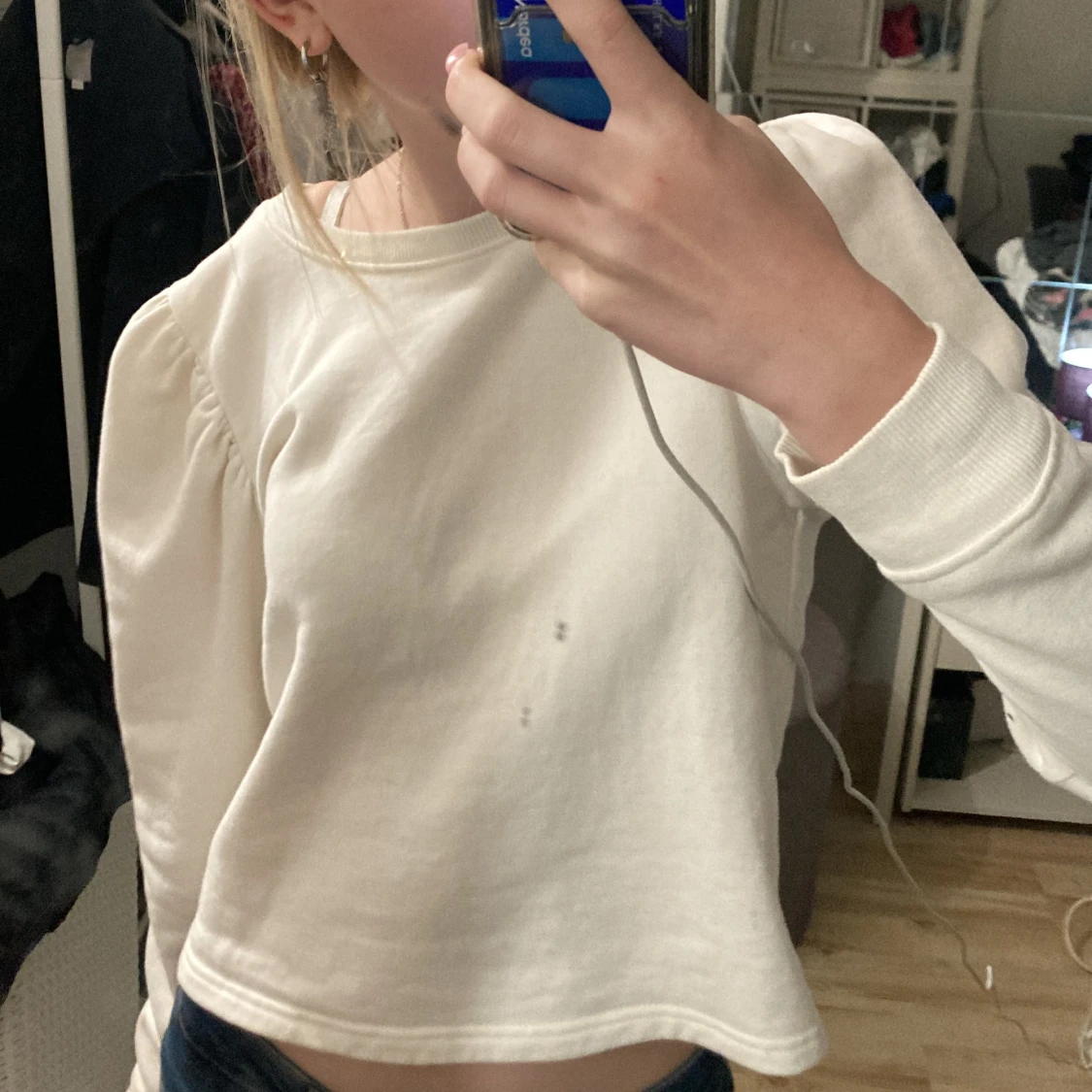 Vit tjocktröja med puffiga armar