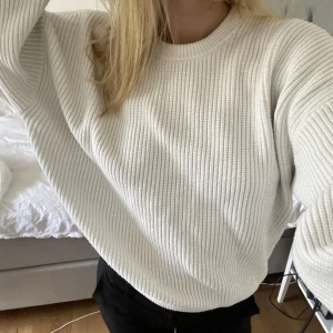 Stickad tröja  - Superskön vit stickad tröja perfekt nu till hösten! 