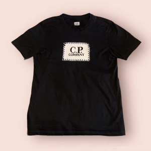 Cp company T-shirt  - Tjena, säljer en riktigt skön cp company T-shirt i färgen svart. Storlek S. Skicket är 9,5/10 och har inga som helst defekter på sig. Den är 100% äkta och nypriset ligger runt 1200:- Mitt pris är 549:- Kom dm för mer information.