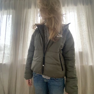 Puffer jacket - Säljer denna skitsnygga puffer jackan ifrån Nike. Köptes förra året för 1200kr, använd runt 2 gånger sen dess. Super fint skick!! Köparen står för frakten.🥳🤜