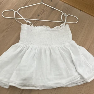 Topp gina  - Säljer min vita topp från gina eftersom att den inte passar mig längre🩷Använd ganska mycket men har inga defekter, skriv för fler bilder🫶