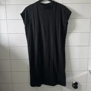 Lång svart t-shirt/klänning från Weekday.  Knappt använd.