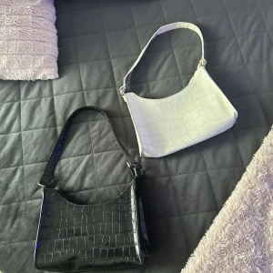 Väska från SHEIN  - Säljer dessa väskor köpta från SHEIN då de inte kommer till användning. Väskorna är i bra skick! Vill man ha båda så får man de för lägre pris. 