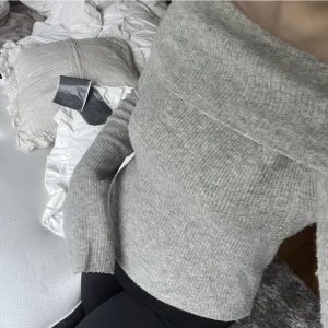 Grå offshoulder  - Grå stickad 