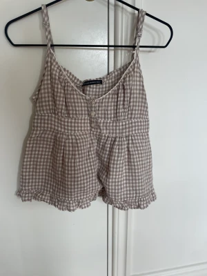 Brandy Melville linne - Så otroligt fint linne från bra brandy Melville. Beiget och vit rutigt🤍🤎🤍🤎