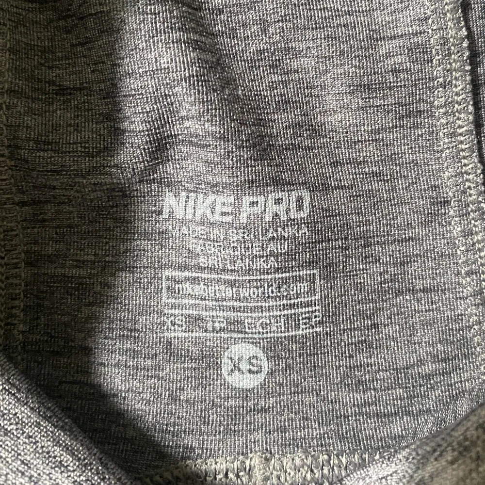 Träningshoodie från Nike PRO. Storlek xs . Hoodies.