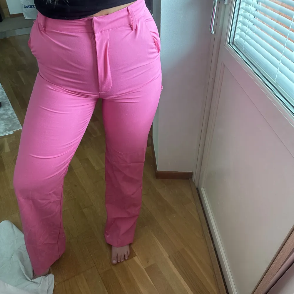 rosa kostymbyxor från bikbok, aldrig använda med prislapp kvar!. Jeans & Byxor.