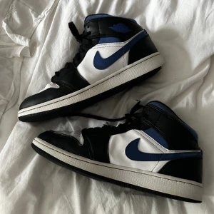 Jordan 1 mid  - Säljer mina Jordan 1 mid racer blue då den inte längre kommer till användning, köpte dem på Nike.com så dem är äkta! Andvända många gånger men fof bra skick