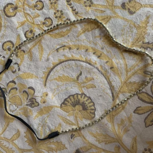 Hårband  - Hårband med guldiga pärlor, i fint skick!