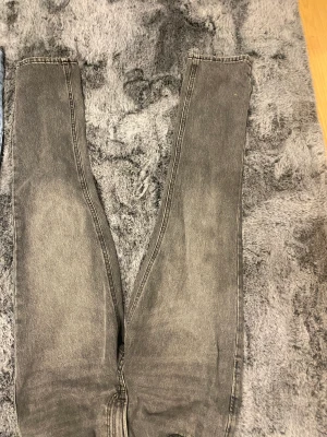 Jack n Jones jeans - Hej, säljer nu mina Jack and Jones jeans då de har blivit för små. Knappt använda skick: 10/10. Riktigt snygga och matchar till det mesta. Hör av er vid minsta fråga eller fundering!☺️Priset kan diskuteras vid snabb affär!