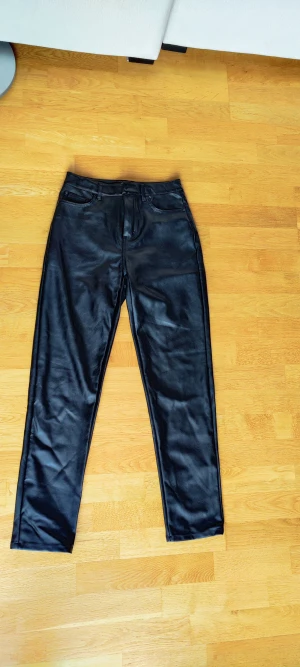 Svarta skinn byxor - Köpt från Lindex I nyskick, använd fåtal gånger, inga defekter Djurfritt Rökfritt hem Hämtas i Åkarp eller skickas via post  Köparen betalar fraktkostnad samt varan i förväg