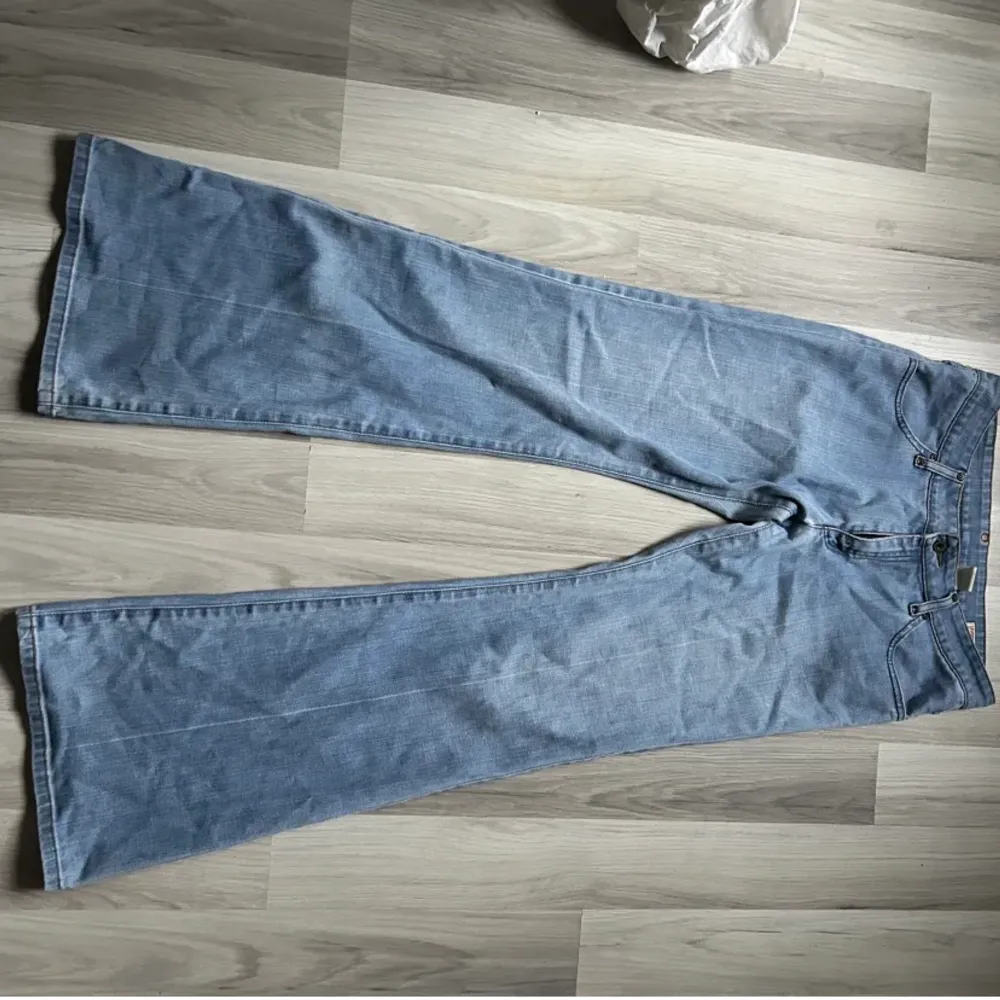 !Endast intressekoll!  As snygga Lågmidjade Levis bootcut jeans, endast intressekoll då jag inte är helt säker på om jag vill sälja. Tveka inte att skriva privat vid frågor eller funderingar!💕😊. Jeans & Byxor.