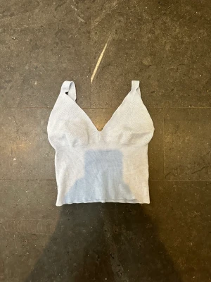 Ljusblått linne 🫶🏽 - Seriöst det finaste linnet jag äger men det kommer inte till användning längre nu när sommaren är över. Storlek m men sitter som en s. Från shein, därav priset! försten till kvarn. Klicka gärna på köp nu ❤️