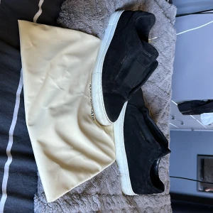 Axel arigato ”Clean 360 Laceless” - Säljer ett par Axel Arigato ”Clean 360 Laceless”. Använt en del men i bra skick. Skick 7.5/10. Storlek: 44 Dustbag och Box med kommer.