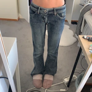 Jeans low waist  - Snygga low waist jeans från märker Rabiez men jag har köpt dom saconhand fast med lappen kvar, dom sitter bra på mig som har storlek 34/S skriv för mer bild eller mått<3