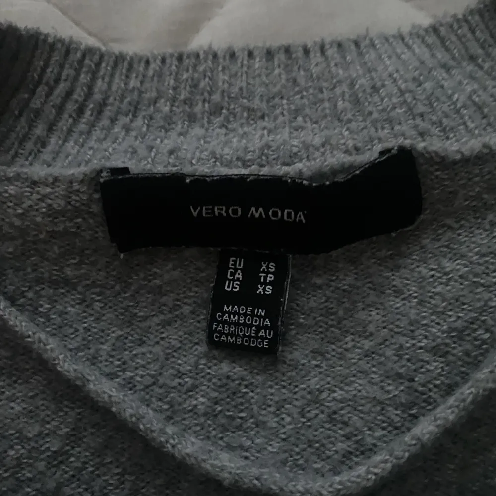 Skön grå stickad tröja från Vero Moda i st xs. Frakt betalar köparen . Stickat.