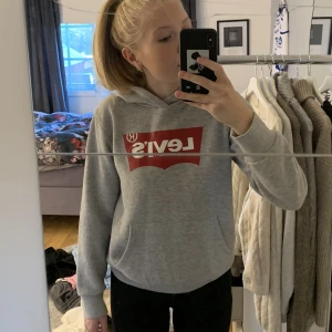 Levis hoodie - Fin Levis hoodie. Använd mycket därav priset. Men i fint skick, lite nopprig på insidan. Kontakta mig för mer bilder eller vid funderingar. Läs bion.