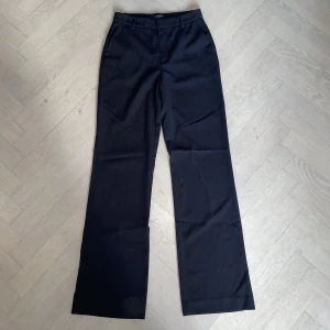Kostymbyxor  - Kostymbyxor i storlek s från Lindex, modell Fiona. Långa i benen, passar mig på 172 cm. 