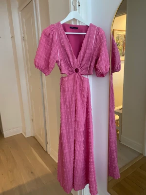 Rosa Klänning från Gina Tricot XS - Helt ny! Endast provad. Hämtas i Vasastan eller skickas spårbart med PostNord 