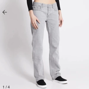 Gråa icon jeans - Säljer mina gråa icon jeans ifrån lager 157 då de inte passar längre. Super fina och så sköna ✨,använt några gånger så är i fint skick. Skicka DM för fler bilder 