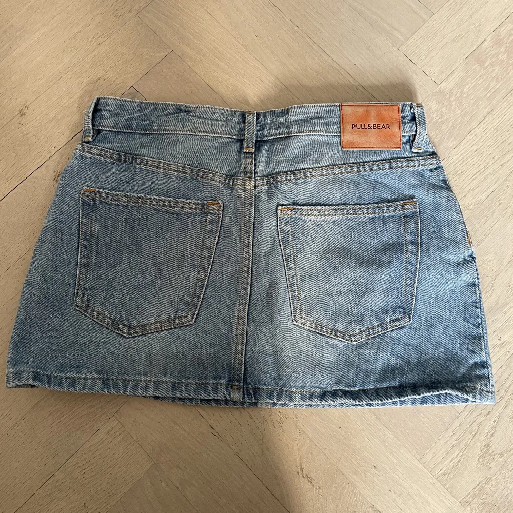 Mini jeanskjol från Pull & Bear i storlek 38. Använd ett fåtal gånger, väldigt bra skick. . Kjolar.