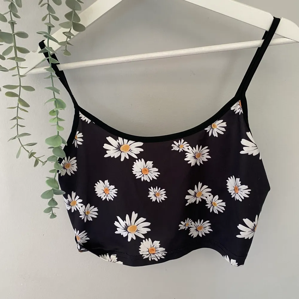 JĂ€ttefint linneđž Det perfekta lilla linnet för sommaren, perfekt att ha över bikinin eller bara till vardags. Linnet Ă€r i storlek S men Ă€r rĂ€tt stor i storleken. Priset kan diskuteras vid snabb affĂ€rđžđ. YlĂ€osat.