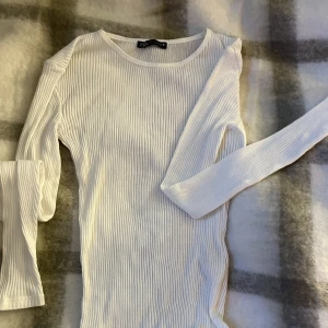 Långarmad tröja från Zara - Jättefin tröja från zara, aldrig använd så den är inprincip helt ny:)