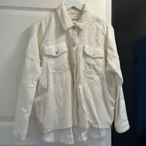 Overshirt från Zara i färgen vit, relativt oversized 🤍 Säljer denna då den inte används längre. Fint skick och inget slitage. 🤍   Skriv privat för fler bilder 📸