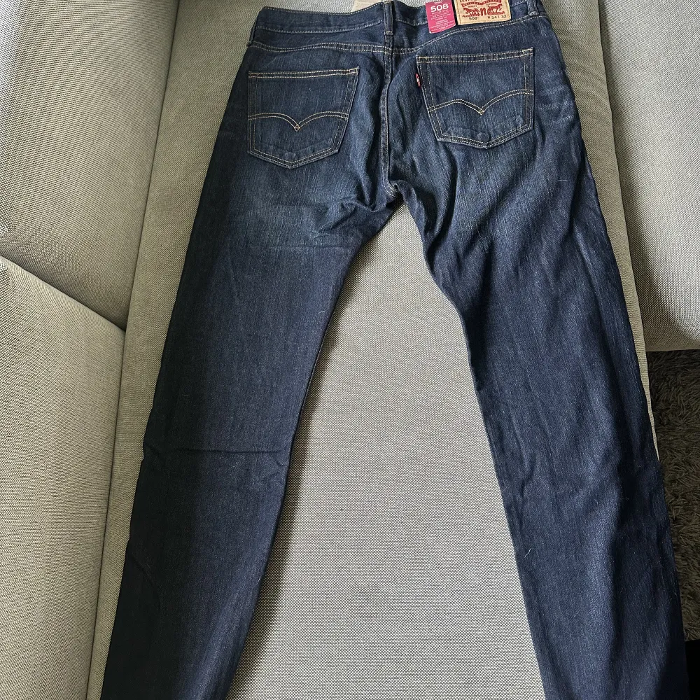 Ett par helt oanvända Levis jeans för herr som är äkta. Köpta för 800kr säljes för 400kr Storlek W34 L32 Nedsatta från 500kr. Jeans & Byxor.
