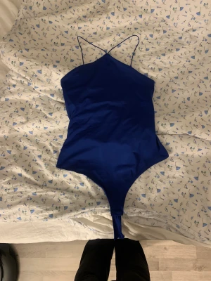 Body  - Marinblå body med lägre rygg. Aldrig använd. Formar kroppen fint 😍