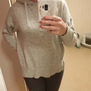Mysig stickad hoodie - I väldigt bra skick, sparsamt använd. Lite större i storleken, den är stretchig.